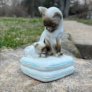 Porcelain Mann Siamese Cat Music Box